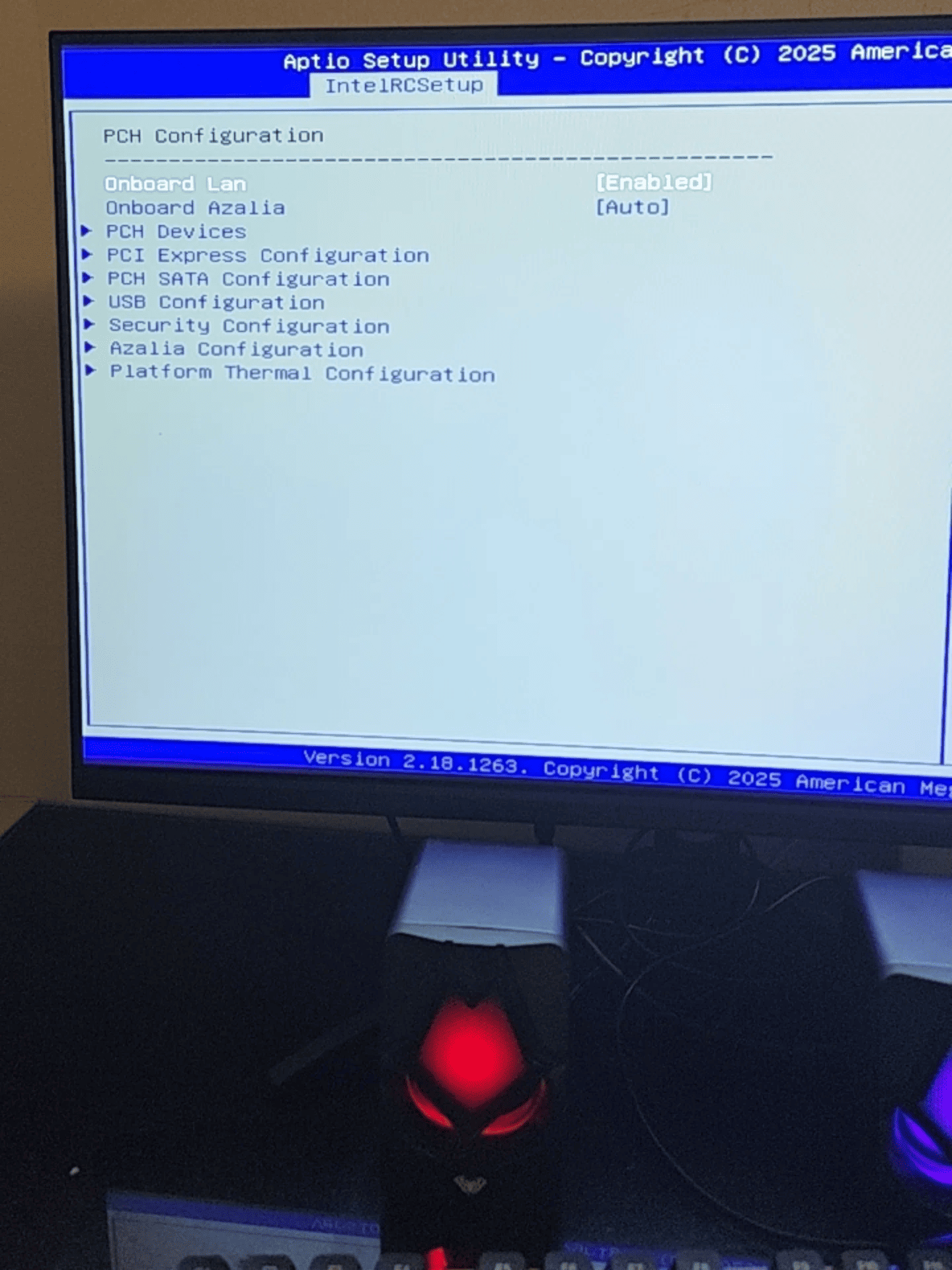 切换到 IntelRCSetup,进入 PCH Configuration 切换到 IntelRCSetup,进入 PCH Configuration